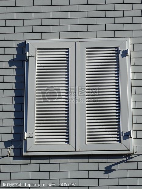 家庭保护阳光下的白色窗户