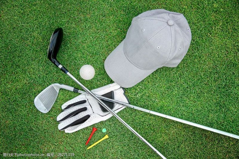高尔夫器材草坪上的高尔夫球运动用具