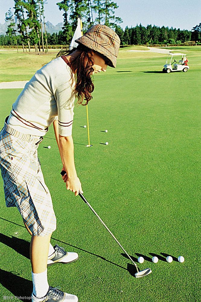 休闲高尔夫打高尔夫球的时尚美女