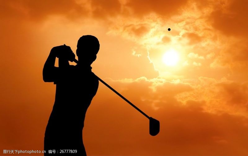 挥杆夕阳下挥动高尔夫球的男人