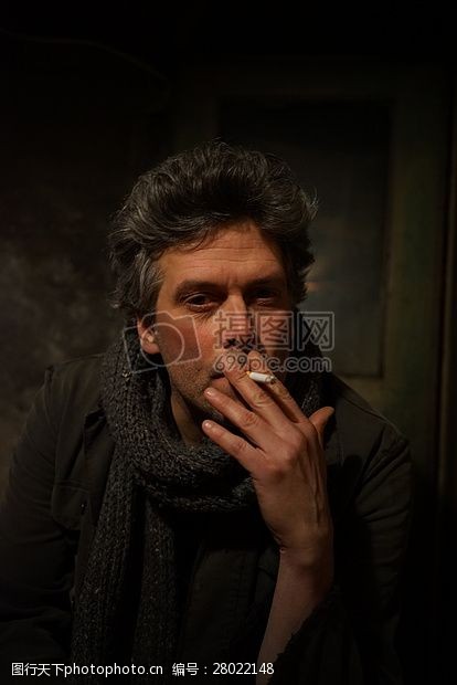 吸烟的男人惟妙惟肖的肖像画