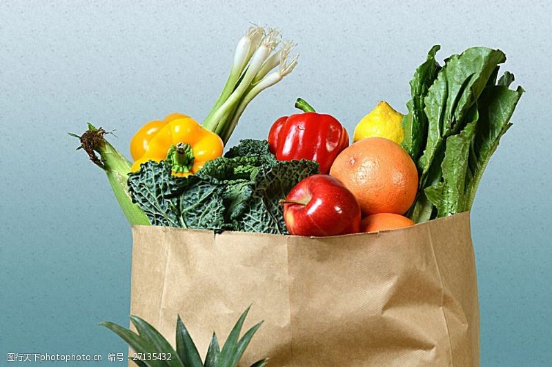蓝色蔬菜纸袋里的蔬菜水果