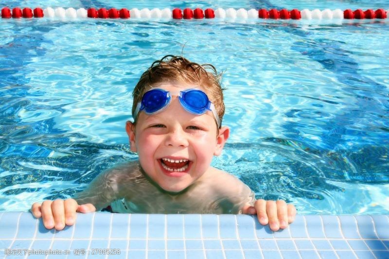 潜水运动游泳的小男孩