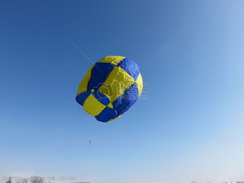 热气球天空中的降落伞