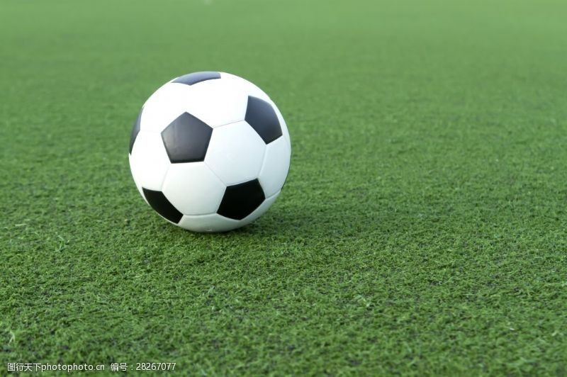 体育竞技在草地上足球高清图片