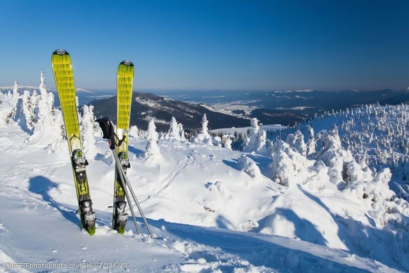 滑雪活动摄影插在雪地上的雪橇摄影