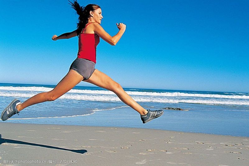 女性健康生活沙滩上跑步的美女