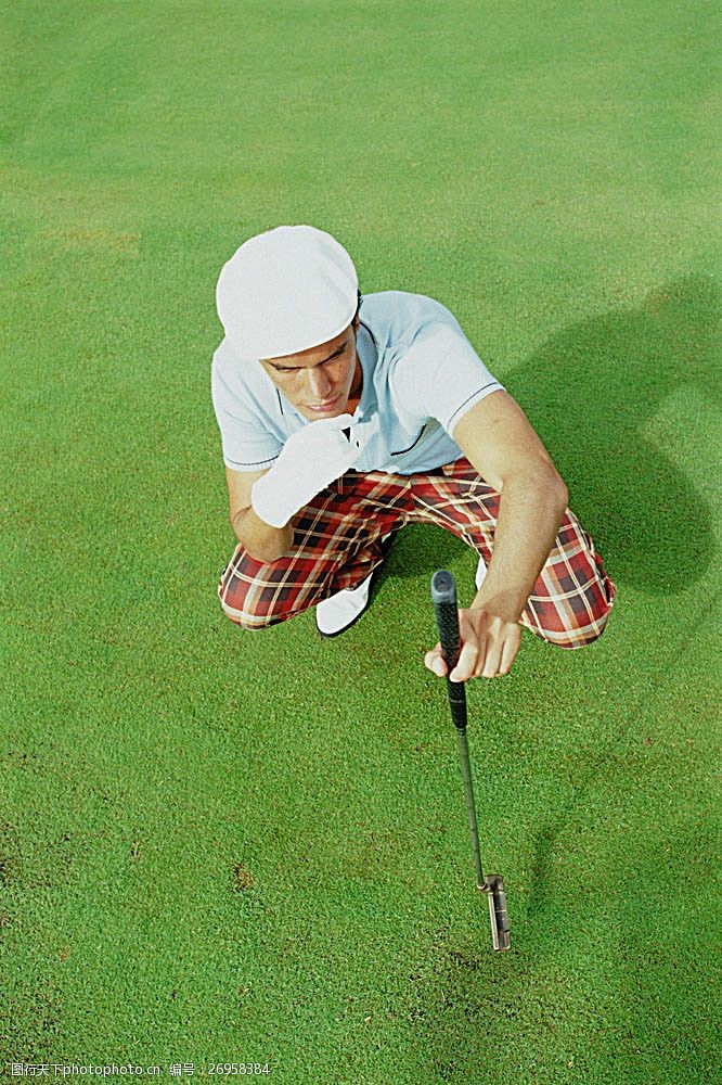 贵族运动手拿高尔夫球杆的时尚男性