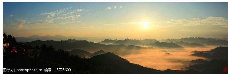 云雾缭绕云雾山峰景观图片