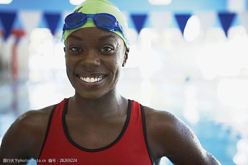 游泳比赛自信笑容的女性运动员高清图片