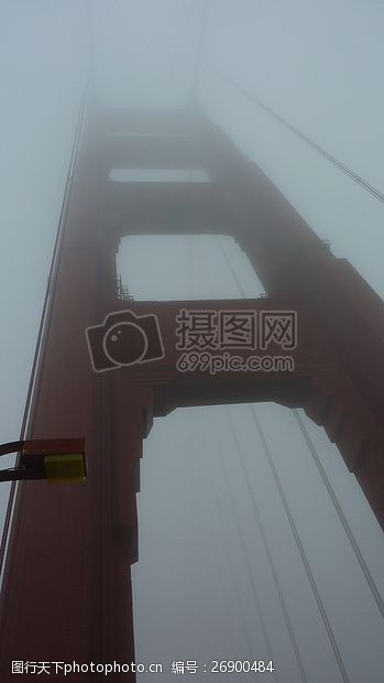 吊梁大雾中的红色大桥