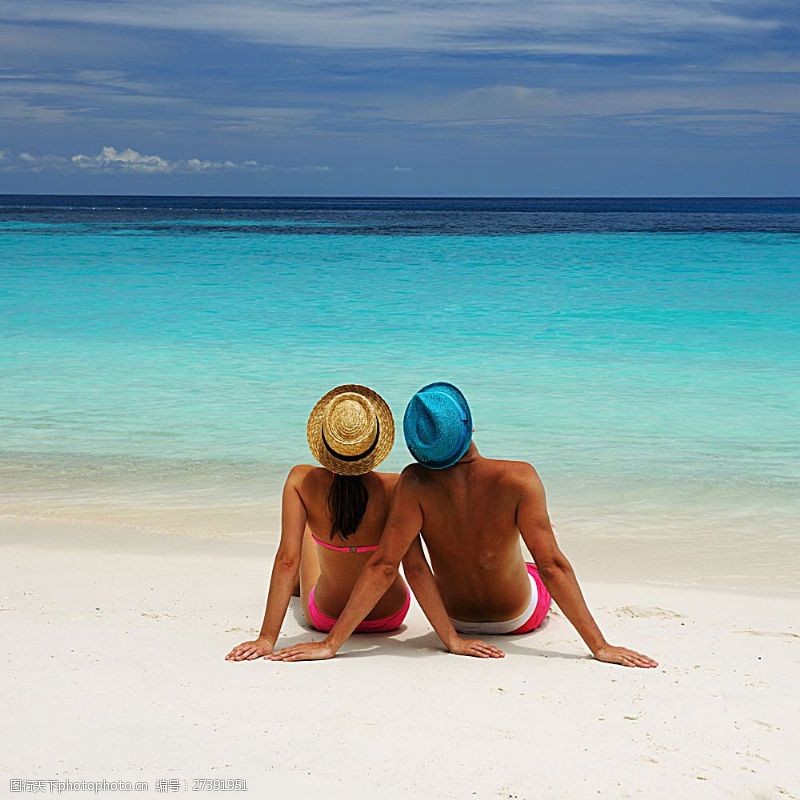 海滩上的美女坐在沙滩上的情侣