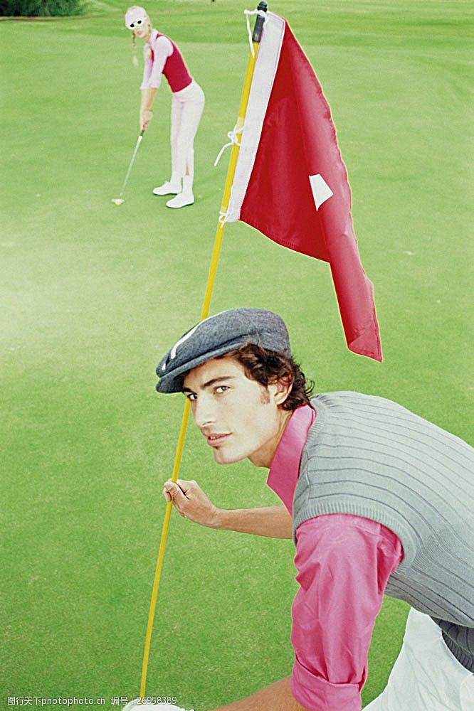 休闲高尔夫高尔夫球场上的时尚男性