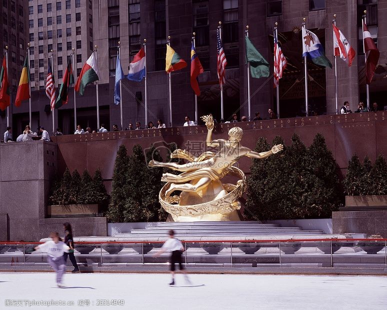 溜冰场里的金色雕像