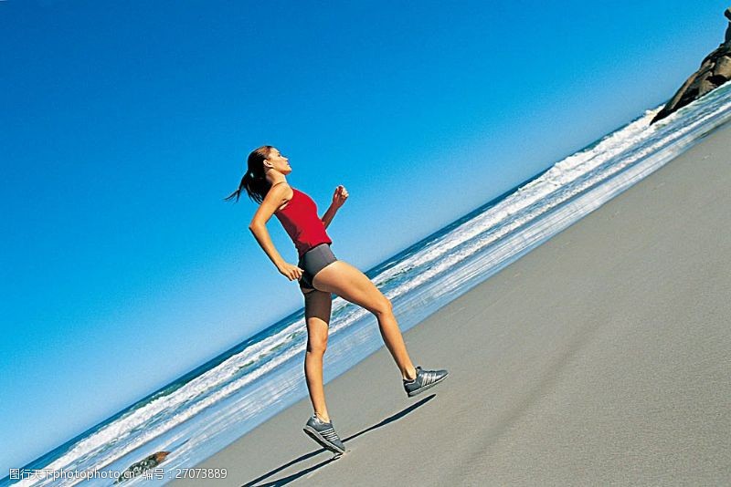健身锻炼沙滩上跑步的美女