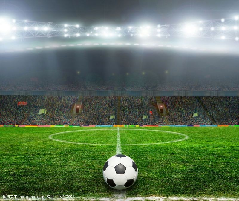巴西世界杯灯光下球场的足球