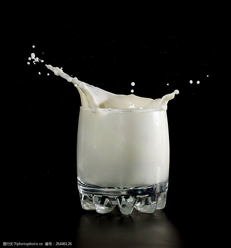 乳液一杯动感牛奶摄影