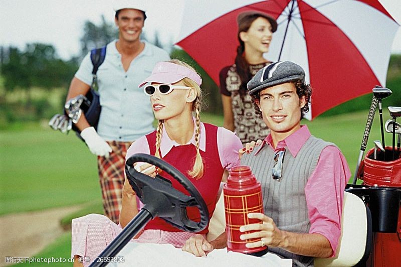 休闲高尔夫高尔夫球车上时尚男女