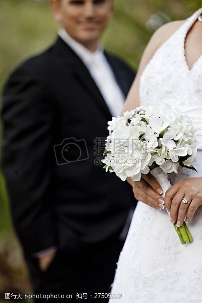 新媳妇拿着一束花的新娘