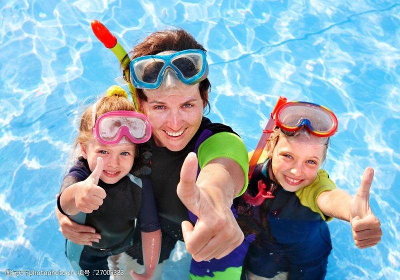 潜水运动竖大拇指的孩子和女人