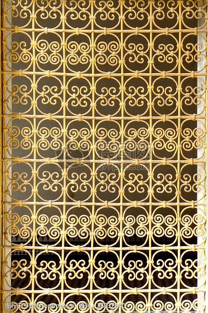 马拉喀什阳光下的金属门
