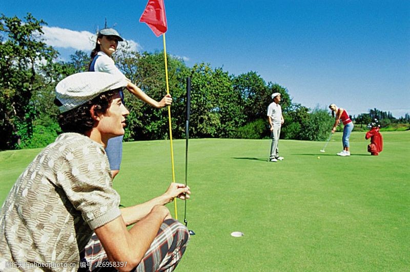 贵族运动打高尔夫球的时尚男女
