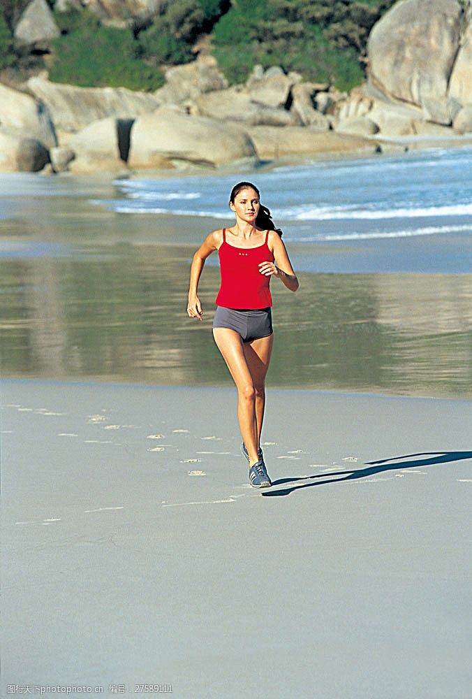 海滩上的美女沙滩上散步的健康女性