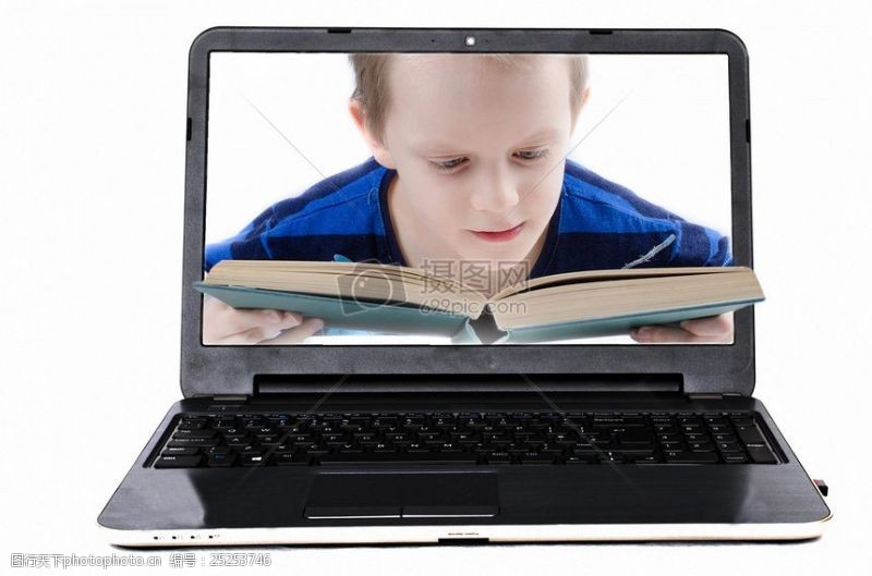 开户电脑里阅读的小孩