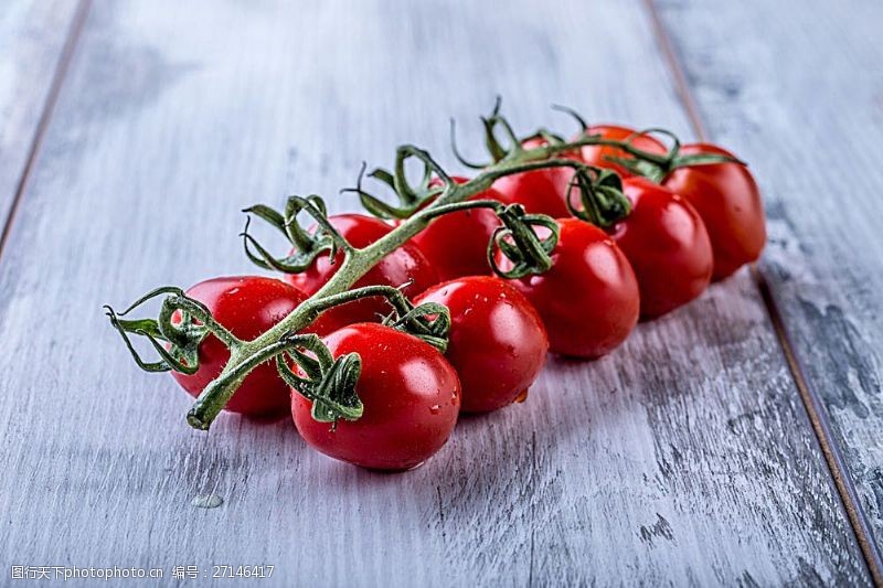 蓝色蔬菜木板上的番茄