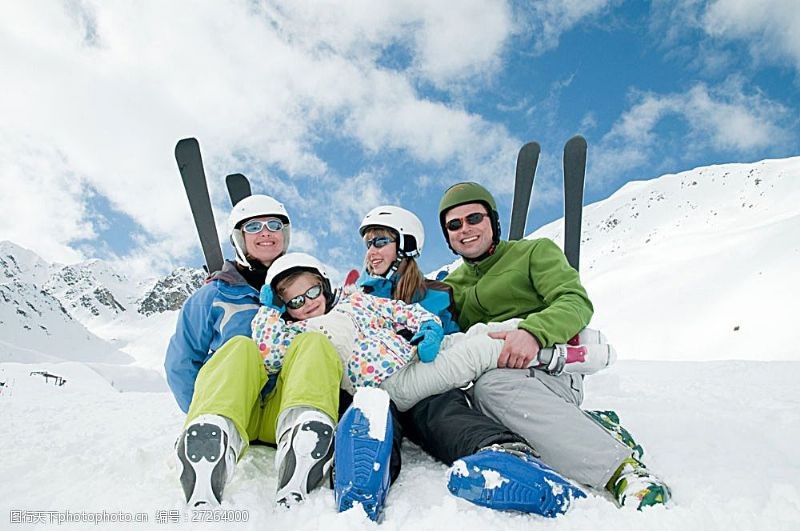 滑板雪山上滑雪的家庭