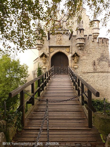 吊梁通向城堡的桥梁