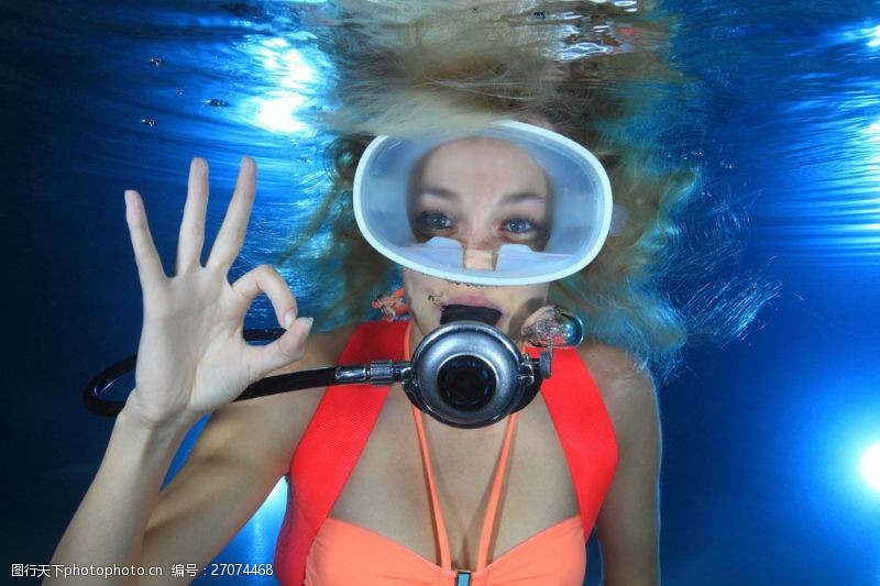 潜水运动做OK手势的美女潜水员