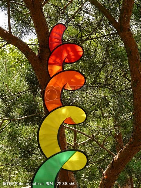 多彩的树木旋转的彩色的飘带