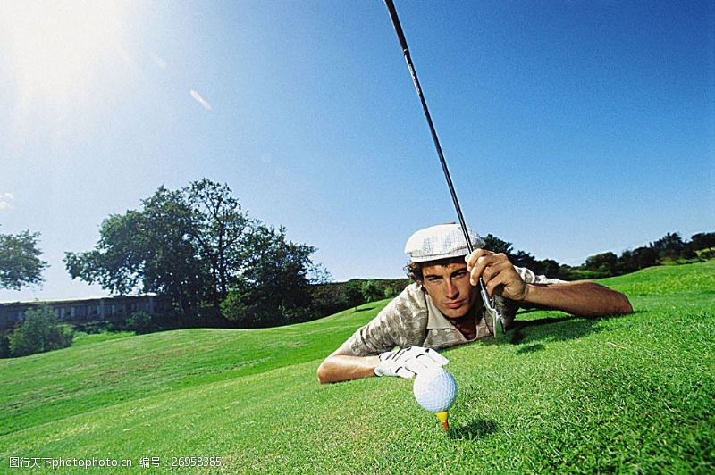 休闲高尔夫趴在高尔夫球场上的时尚男性