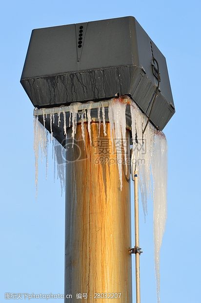 冰冻工厂烟囱上的冰柱