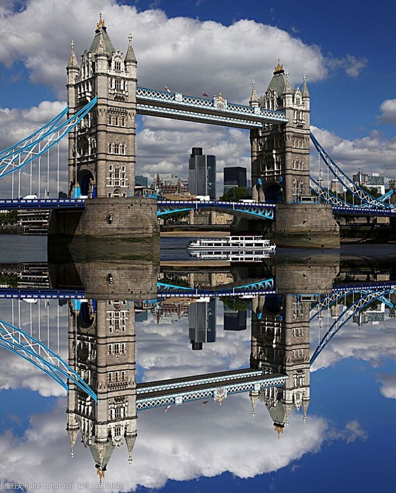 伦敦旅游景点蓝天下的伦敦塔桥