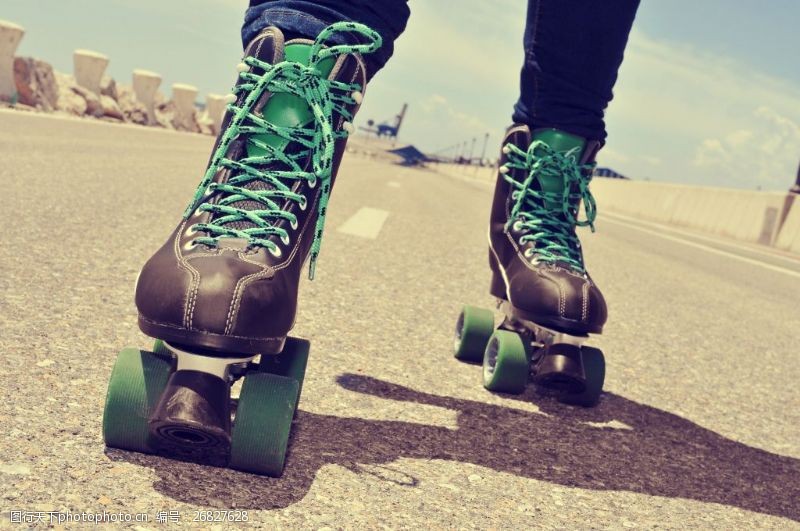 滑冰鞋公路上的轮滑人物局部特写高清图片