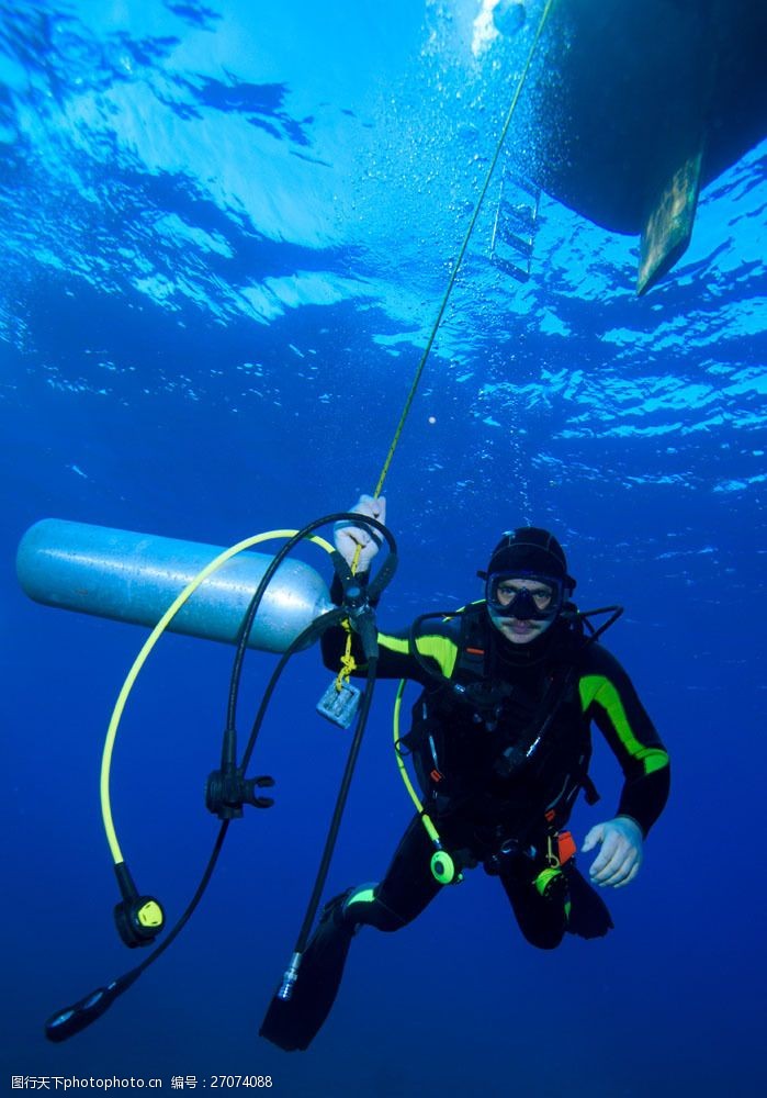 潜水运动潜水员和氧气筒