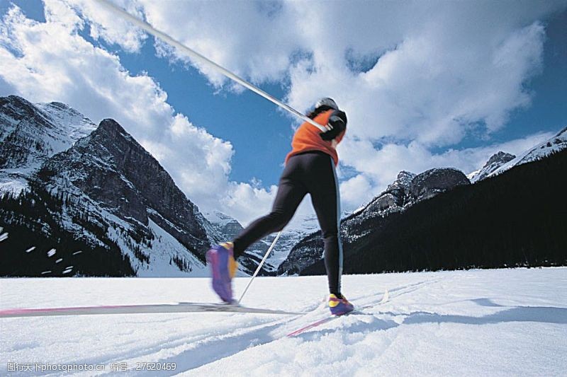 滑雪活动摄影雪地上的滑雪运动员高清图片