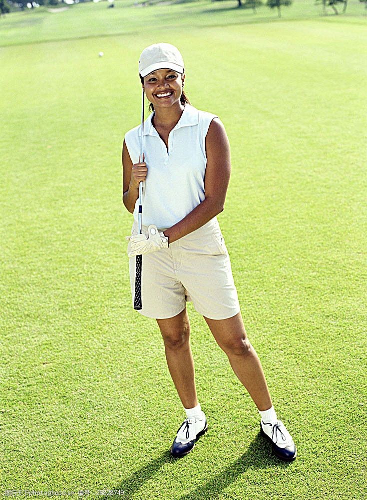 休闲高尔夫站在高尔夫球场上的女人