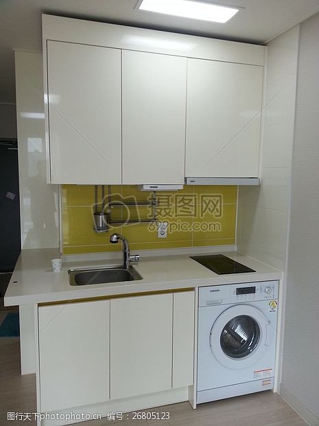 白色的洗衣机厨房的空间设计