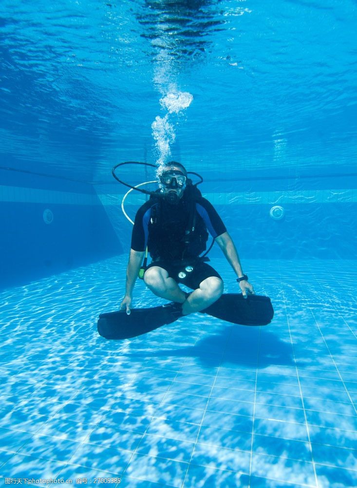 潜水运动坐在泳池里的潜水员