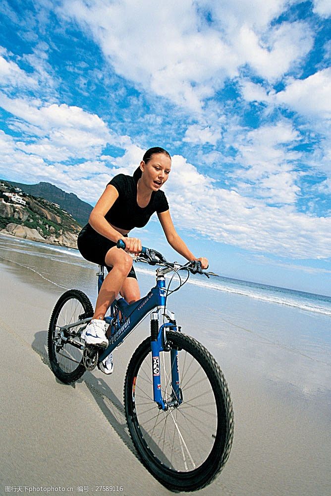 健身的美女沙滩上骑自行车的美女