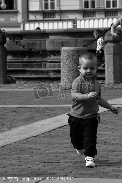 户外玩耍街头奔跑的小男孩