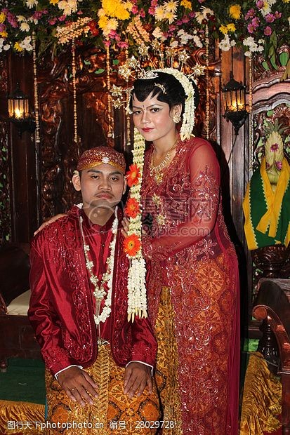 小夫妻传统的爪哇婚礼