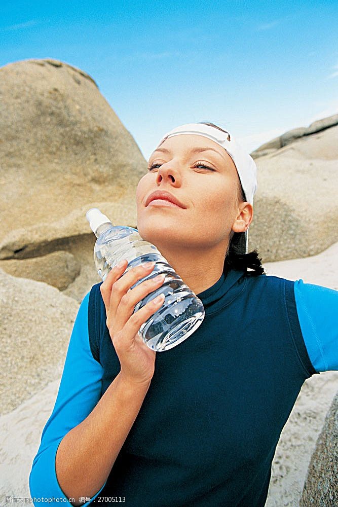 健身锻炼喝水的健身美女