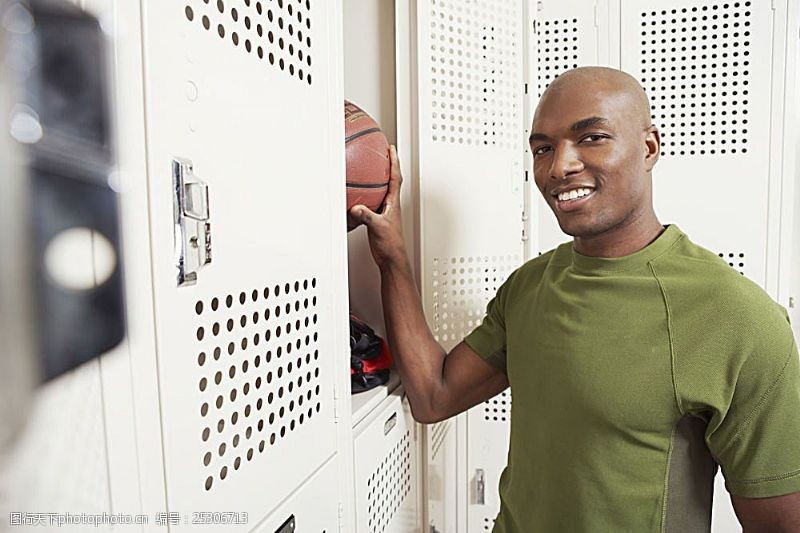 篮球比赛更衣室里的篮球运动员高清图片