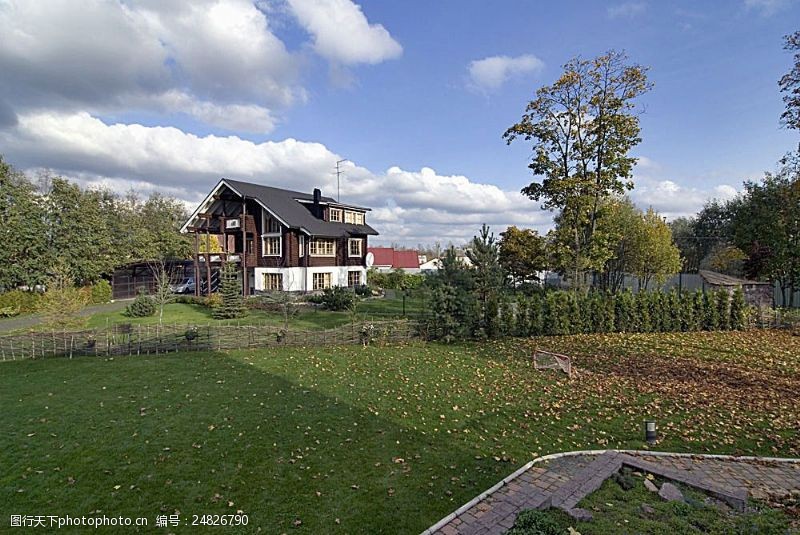 木制的草地上的落叶与房子