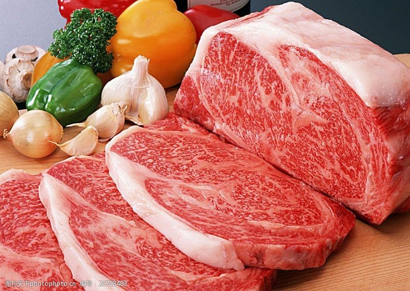 生牛肉菜板上的鲜肉