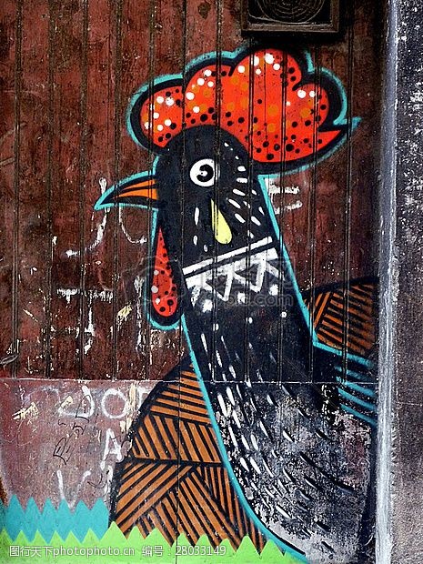 街头艺术漂亮画在门上的公鸡
